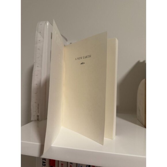 A New Earth: Awakening to Your Life’s Purpose Book by Eckhart Tolle Paperback - Picture 5 of 5